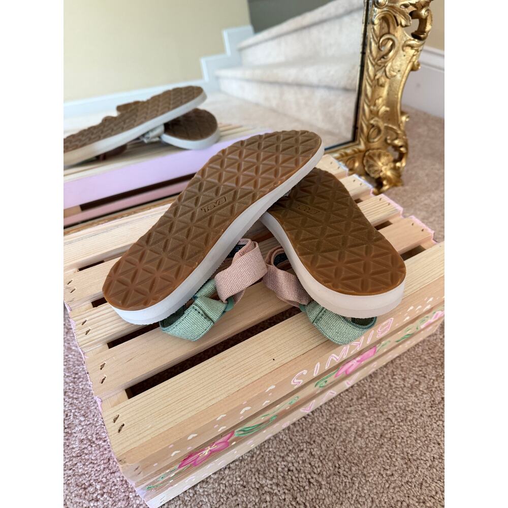 Teva Women's Sandals - Size 7 - Like New Condition - Picture 4 of 7